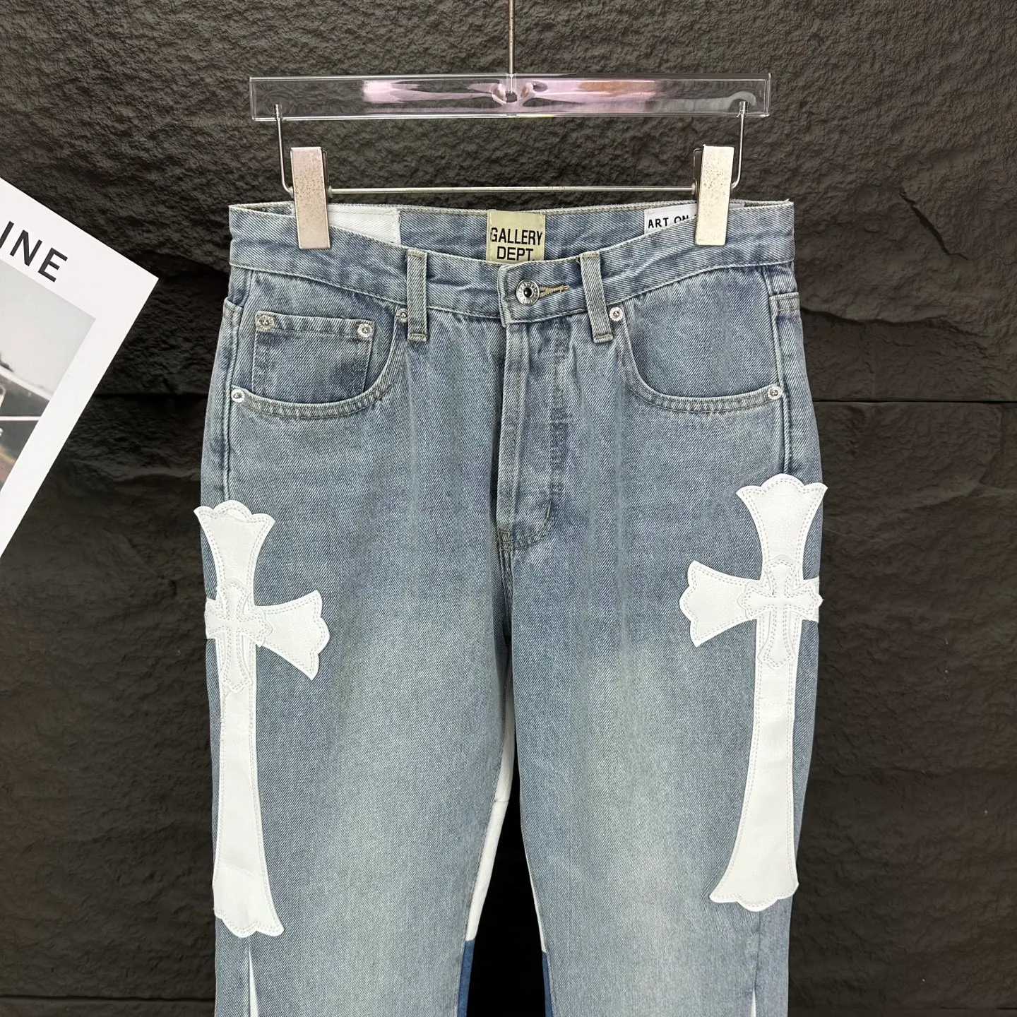 P290 GALLERY DEPT. Co-branded 2025 new multi-stitched cross patch leather couple style loose washed flared jeans 🔥High version🔥High version🔥 Top ceiling quality Styles with different washed textures are very friendly to people with thin legs and thick legs. The straight version is very flattering to the leg shape. Moderate length that never goes out of style, easy to match with casually, basic styling for various styles, a must-have in the wardrobe! The fabric is stiff but also makes the upper body soft without losing texture. The washing process is even more perfect. It is a must-have item for everyone! ! ! Washed wheat, hang tag, pants label, complete with three labels Color: light blue Size: 28, 30, 32, 34, 36 (five sizes)